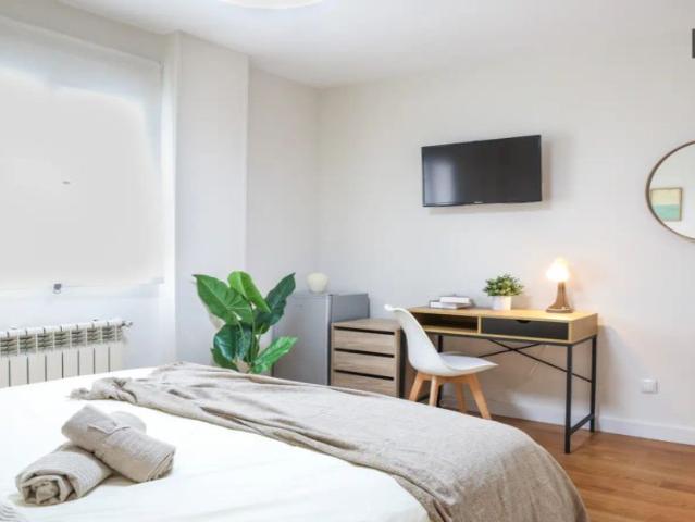 Room in a shared 4 bedroom apartment for rent in Palomeras Bajas, all bills included