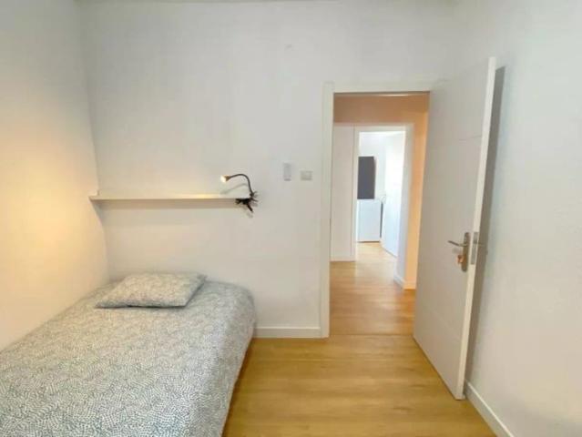 Room in a shared 4 bedroom apartment for rent in Palomeras Bajas, professionals only, no couples