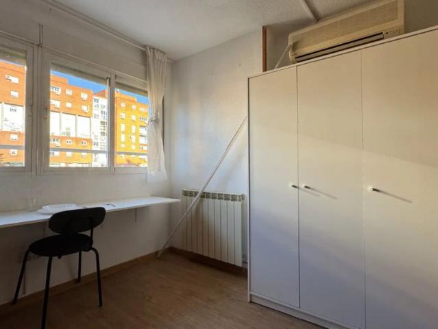 Room in a shared 4 bedroom apartment for rent in Palomeras Sureste, professionals only