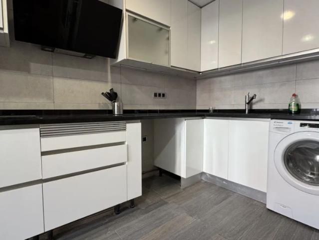 Room in a shared 4 bedroom apartment for rent in Palomeras Sureste, professionals only