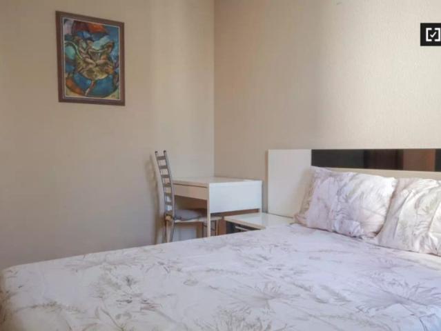 Room in a shared 4 bedroom apartment for rent in Palos de Moguer, perfect for professionals