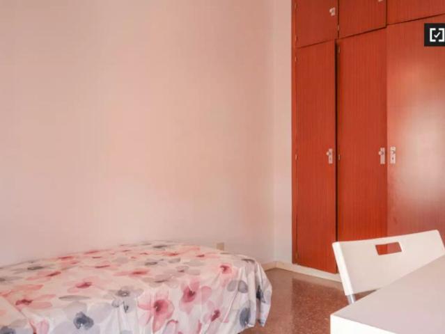 Room in a shared 4 bedroom apartment for rent in Pradolongo