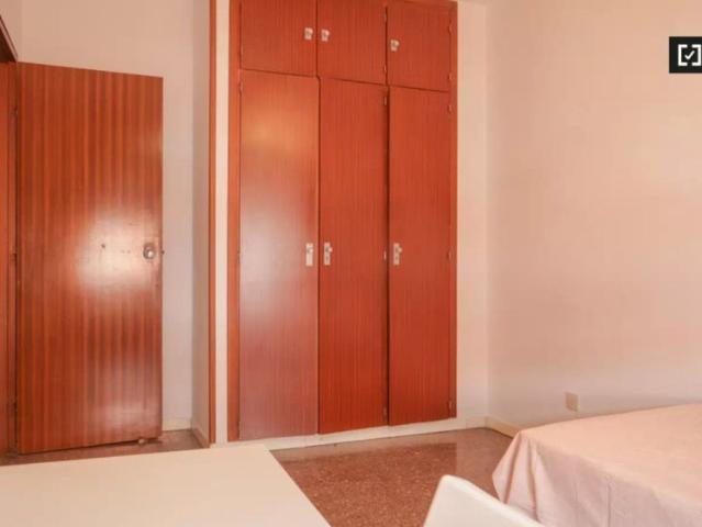 Room in a shared 4 bedroom apartment for rent in Pradolongo