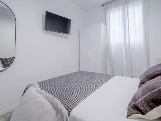 Room in a shared 4 bedroom apartment for rent in Puerta del Ángel, all bills included