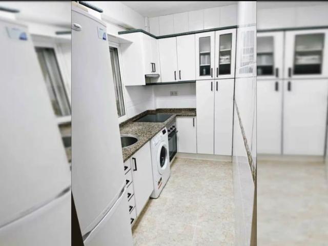 Room in a shared 4 bedroom apartment for rent in Quintana, only professionals and students