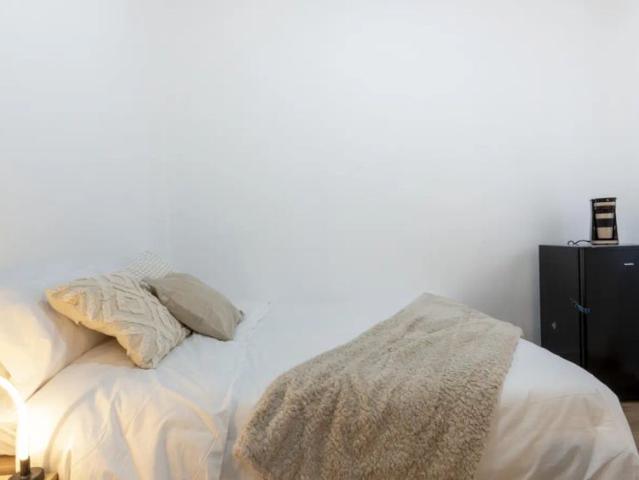 Room in a shared 4 bedroom apartment for rent in Ríos Rosas, professionals only