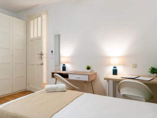 Room in a shared 4 bedroom apartment for rent in Ríos Rosas, bills included