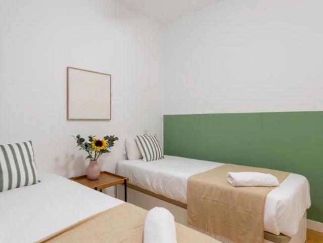 Room in a shared 4 bedroom apartment for rent in Ríos Rosas, bills included