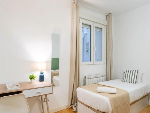 Room in a shared 4 bedroom apartment for rent in Ríos Rosas, bills included