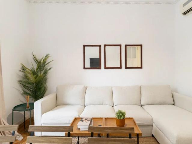 Room in a shared 4 bedroom apartment for rent in Ríos Rosas, bills included