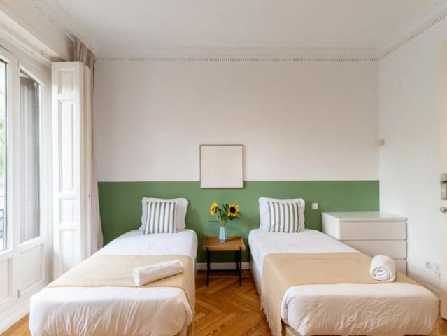 Room in a shared 4 bedroom apartment for rent in Ríos Rosas, bills included