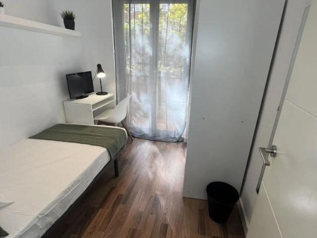 Room in a shared 4 bedroom apartment for rent in Ríos Rosas for professionals and students