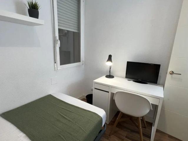 Room in a shared 4 bedroom apartment for rent in Ríos Rosas for professionals and students