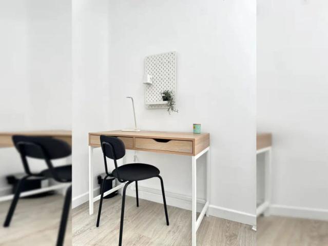 Room in a shared 4 bedroom apartment for rent in Ríos Rosas, perfect for professionals