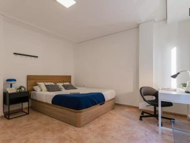 Room in a shared 4 bedroom apartment for rent in Russafa
