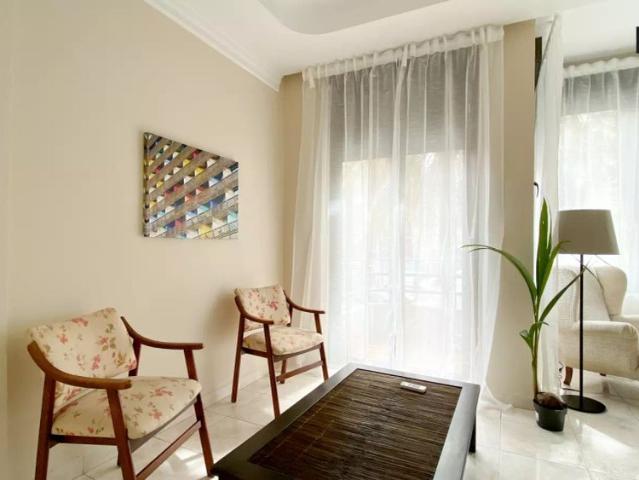 Room in a shared 4 bedroom apartment for rent in Russafa, all bills included, professionals only