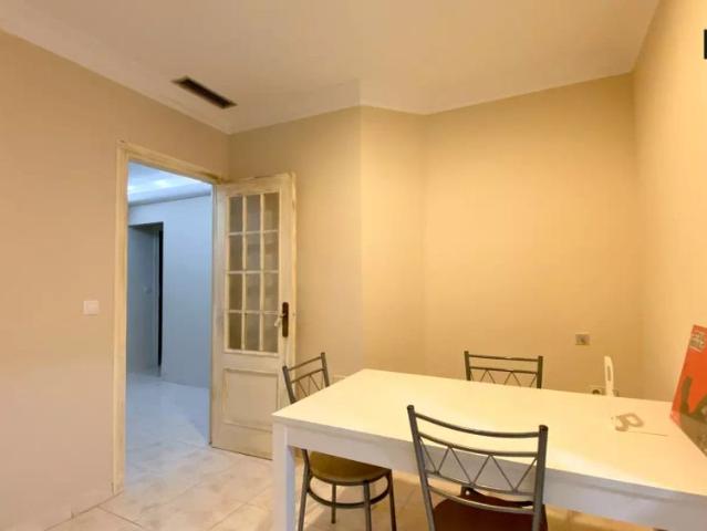 Room in a shared 4 bedroom apartment for rent in Russafa, all bills included, professionals only