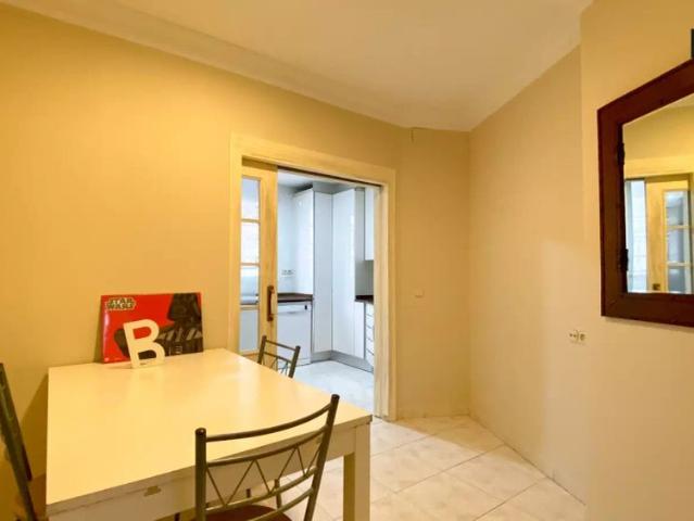 Room in a shared 4 bedroom apartment for rent in Russafa, all bills included, professionals only