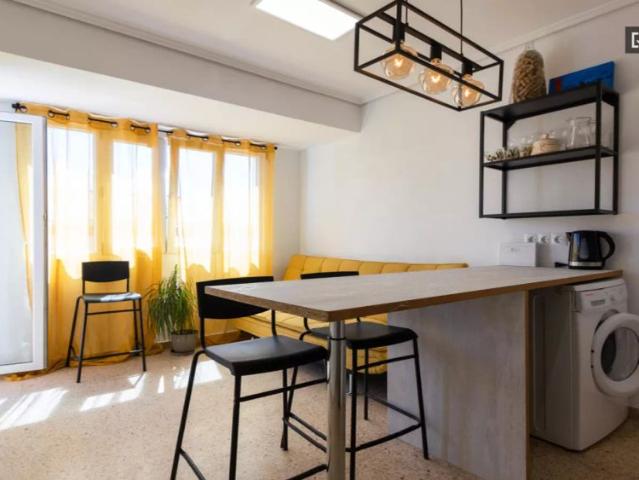 Room in a shared 4 bedroom apartment for rent in Torrefiel, WiFi included