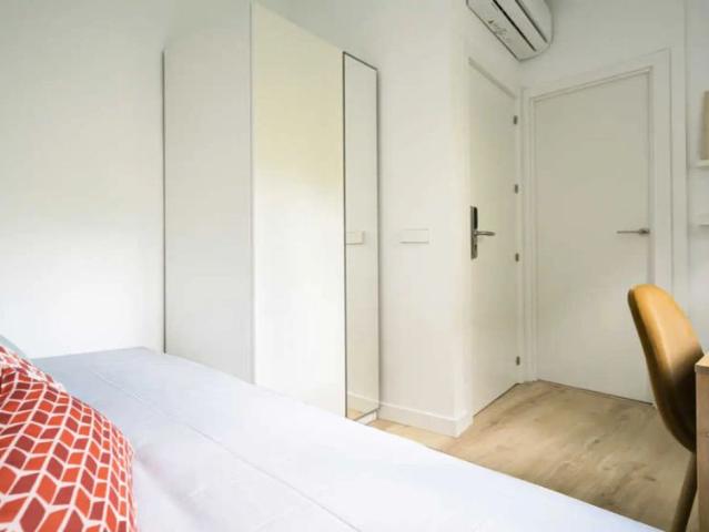 Room in a shared 4 bedroom apartment for rent in Trafalgar, all bills included for professionals and students