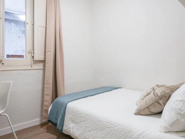 Room in a shared 4 bedroom apartment for rent in Universidad, no couples
