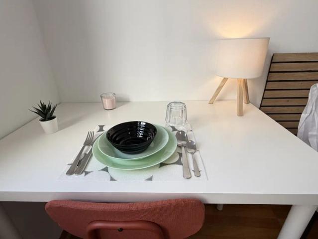 Room in a shared 4 bedroom apartment for rent in Universidad, suitable for professionals and students
