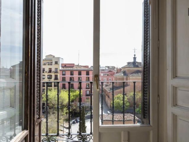 Room in a shared 4 bedroom apartment for rent in Universidad, professionals only