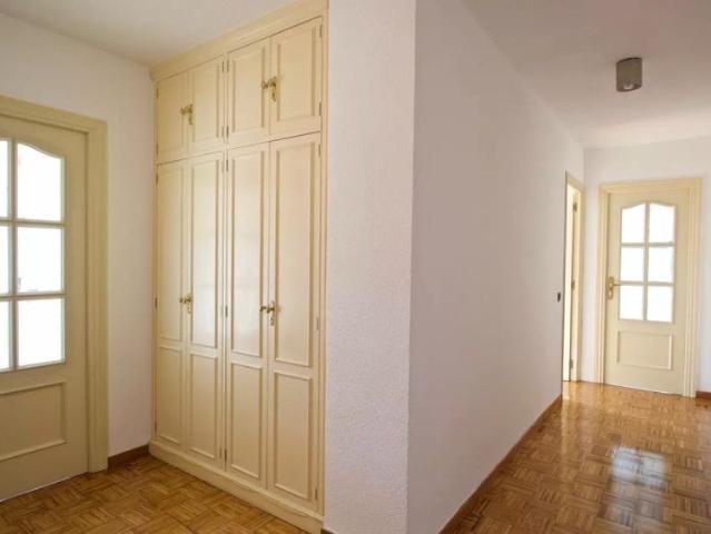 Room in a shared 4 bedroom apartment for rent in Valdezarza, perfect for professionals and students