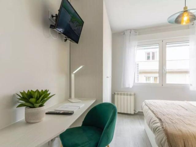 Room in a shared 4 bedroom apartment for rent in Valdeacederas for professionals and students only