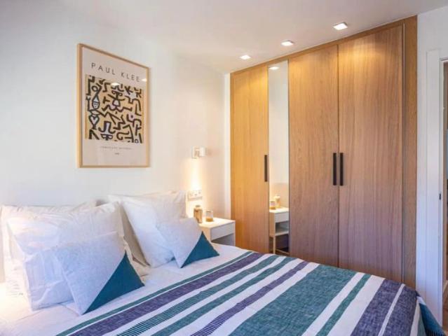Room in a shared 4 bedroom apartment for rent in Valdeacederas, professionals only