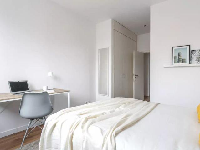 Room in a shared 4 bedroom apartment for rent in Vila de Gràcia, bills included
