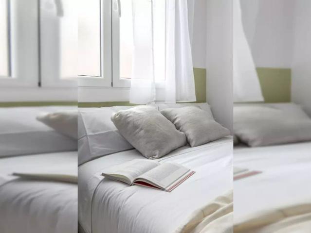 Room in a shared 4 bedroom apartment for rent in Vila de Gràcia, bills included