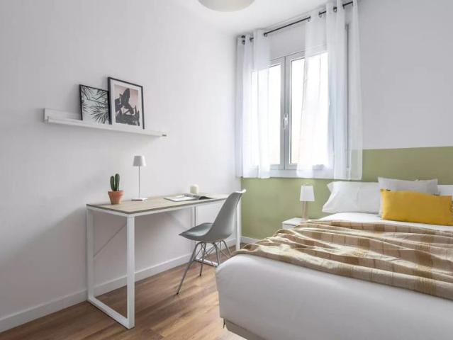 Room in a shared 4 bedroom apartment for rent in Vila de Gràcia, bills included