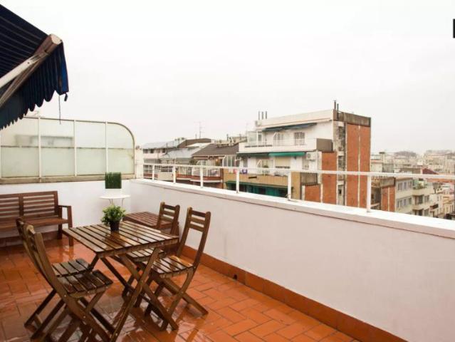 Room in a shared 4 bedroom apartment for rent in Vila de Gràcia, professionals and students