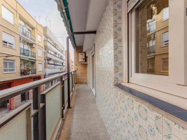 Room in a shared 4 bedroom apartment for rent in Xirivella, perfect for female postgraduates and workers