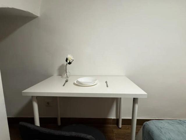 Room in a shared 4 bedroom apartment for rent in Zofío
