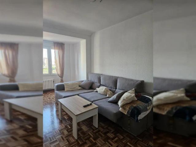 Room in a shared 4 bedroom apartment for rent in Zaragoza, only for males, professionals, and students