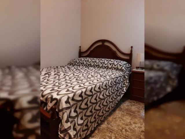 Room in a shared 4 bedroom apartment for rent in Zaragoza, onlyFemales