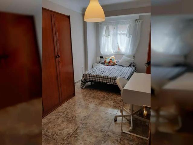Room in a shared 4 bedroom apartment for rent in Zaragoza, onlyFemales
