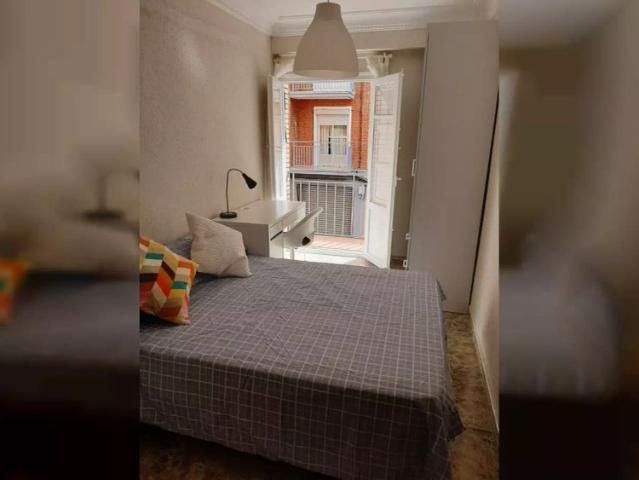 Room in a shared 4 bedroom apartment for rent in Zaragoza, onlyFemales