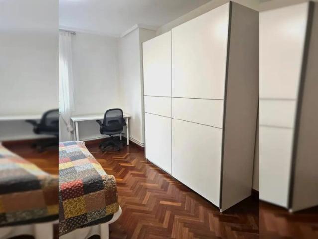 Room in a shared 4 bedroom apartment for rent in Zaragoza, professionals only