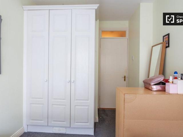 Room in a shared 4 bedroom for rent in Docklands South