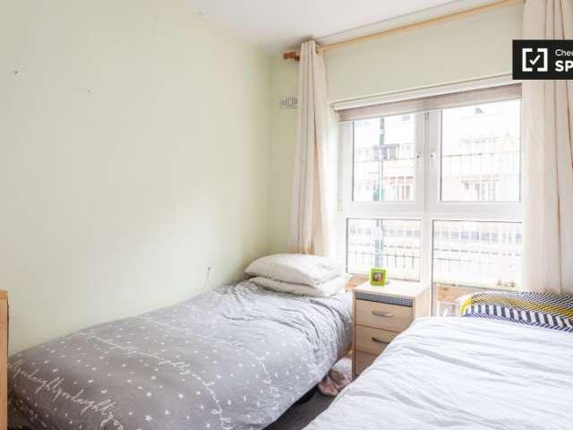 Room in a shared 4 bedroom for rent in Docklands South
