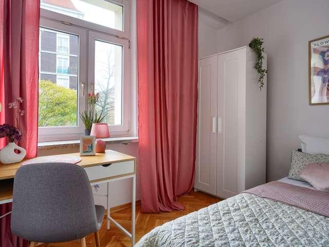 Room in a shared 4 bedroom flat for rent in Śródmieście
