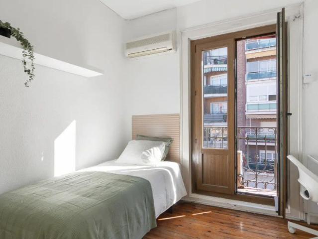 Room in a shared 5 bedroom apartment for rent in Colina