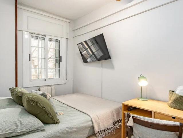 Room in a shared 5 bedroom apartment for rent in Collblanc