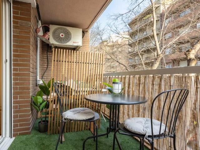 Room in a shared 5 bedroom apartment for rent in Collblanc