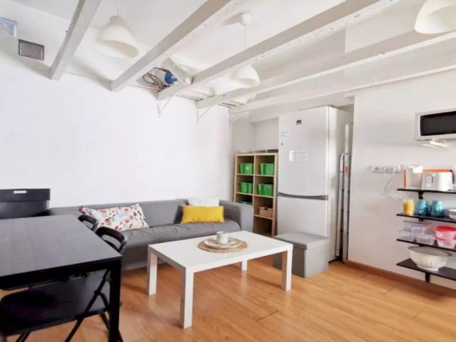 Room in a shared 5 bedroom apartment for rent in Cortes, professionals only
