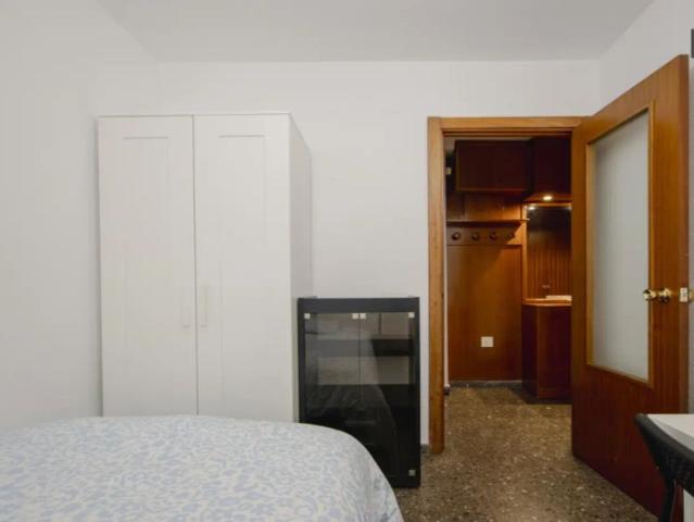 Room in a shared 5 bedroom apartment for rent in Camí Fondo