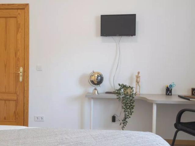 Room in a shared 5 bedroom apartment for rent in Campamento for professionals and students